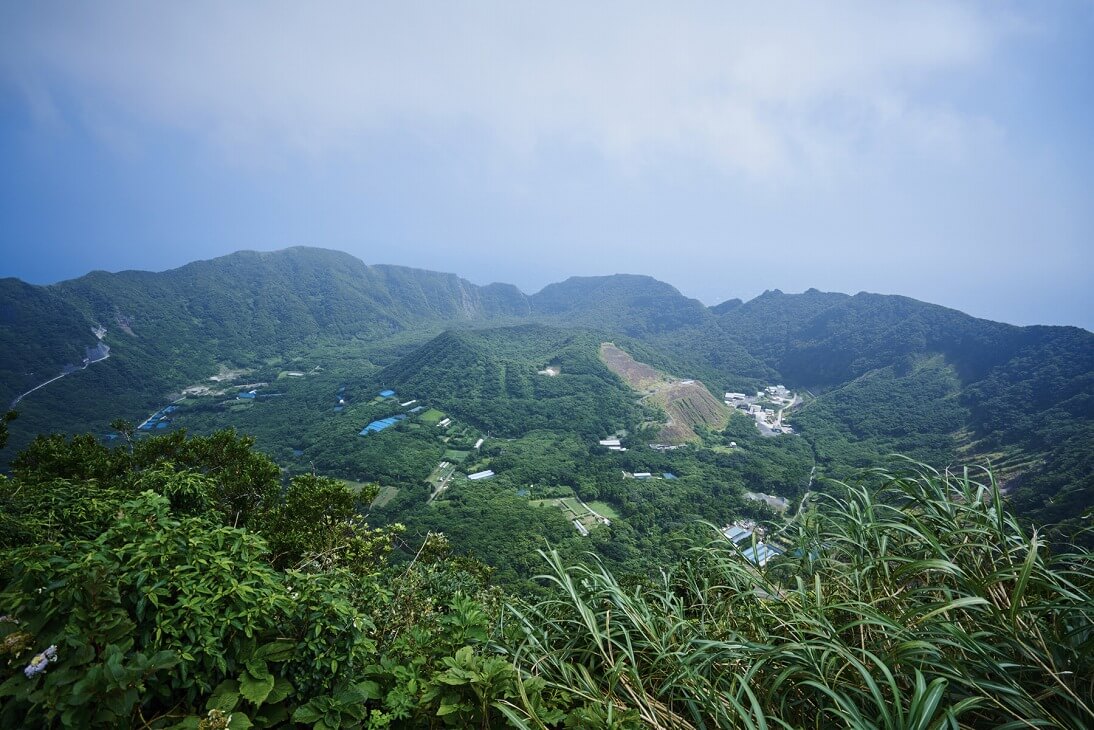 青ヶ島の特徴的な二重カルデラの風景